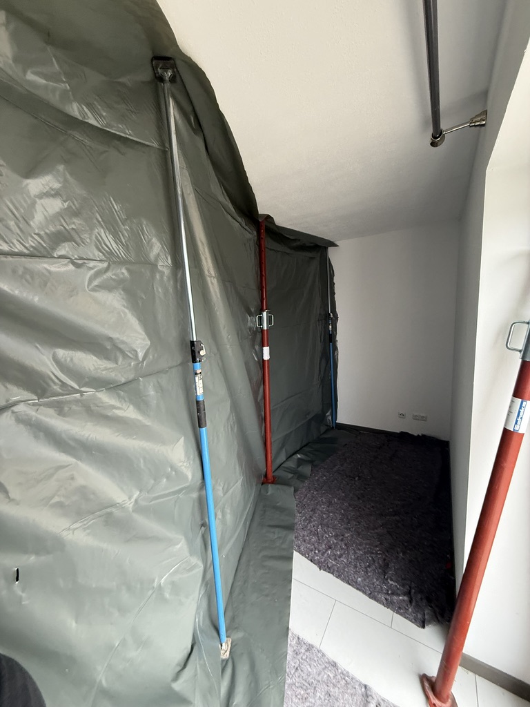 Staubschutzwand zum Schutz des Wohnbereichs während SHK-Arbeiten