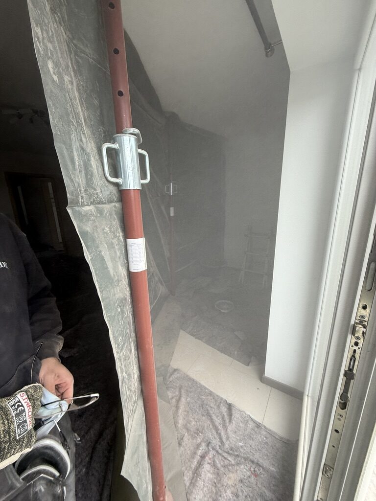 Aufgebaute Staubschutzwand trennt Arbeitsbereich vom Wohnraum