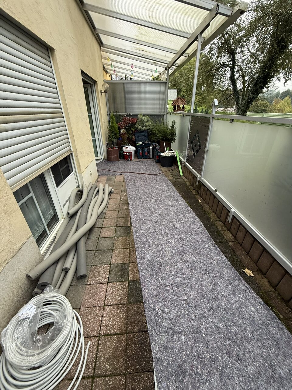 Vlies-Laufweg schützt Terrasse und Gehweg während der Arbeiten