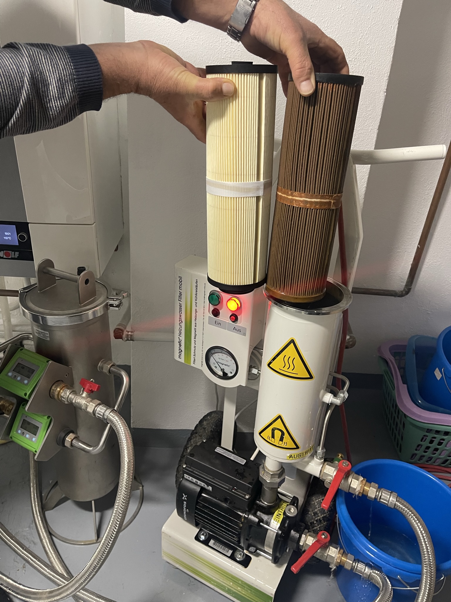 Wartungsvergleich verschmutzter und neuer Heizungsfilter